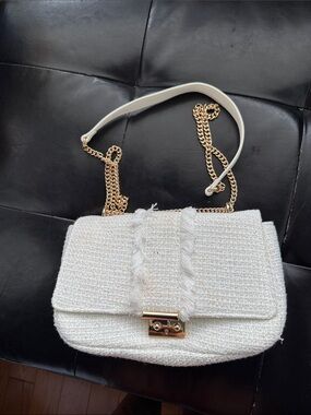 Cream Tweed Shoulder Bag with Gold Chain Strap